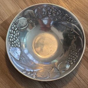 The Wilton Company Pewter Silver Fruit Serving Bowl